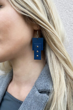 Model wears: EMMA earrings - Blue - BANIZS