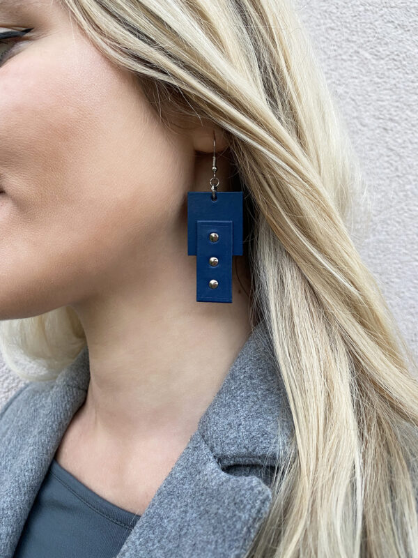 Model wears: EMMA earrings - Blue - BANIZS