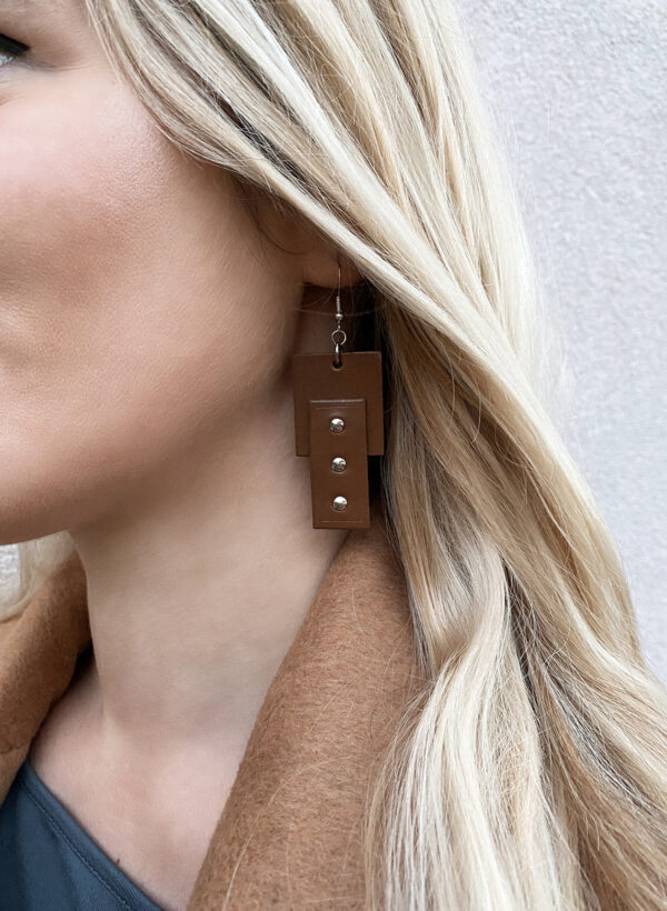 Model wears: EMMA earrings - Brown - BANIZS