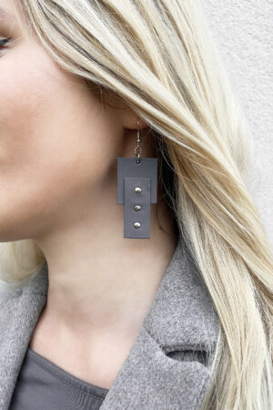 Model wears: EMMA earrings - Gray - BANIZS