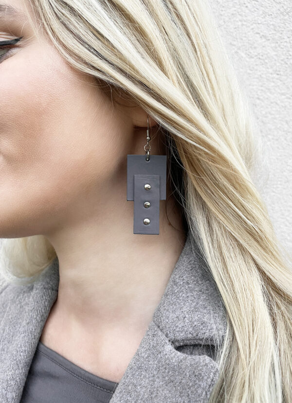 Model wears: EMMA earrings - Gray - BANIZS