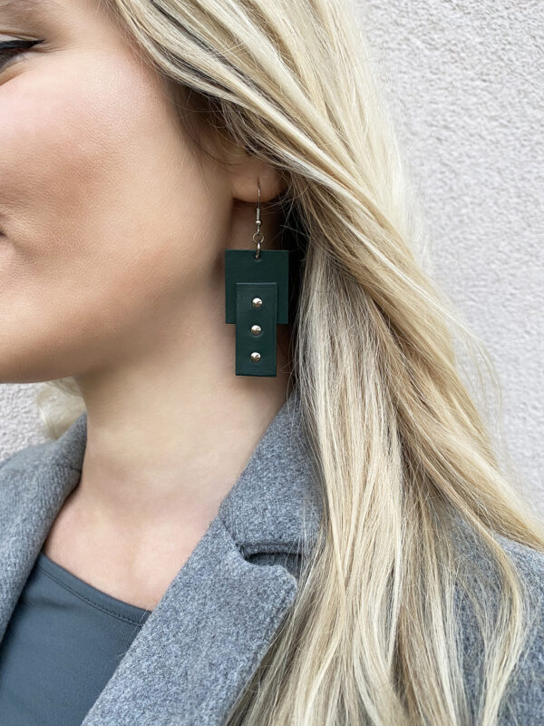 Model wears: EMMA earrings - Green - BANIZS