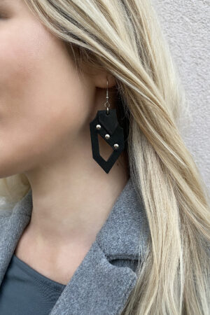 Model wears: GIULIANA - bold earrings - Black - BANIZS