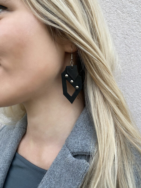 Model wears: GIULIANA - bold earrings - Black - BANIZS
