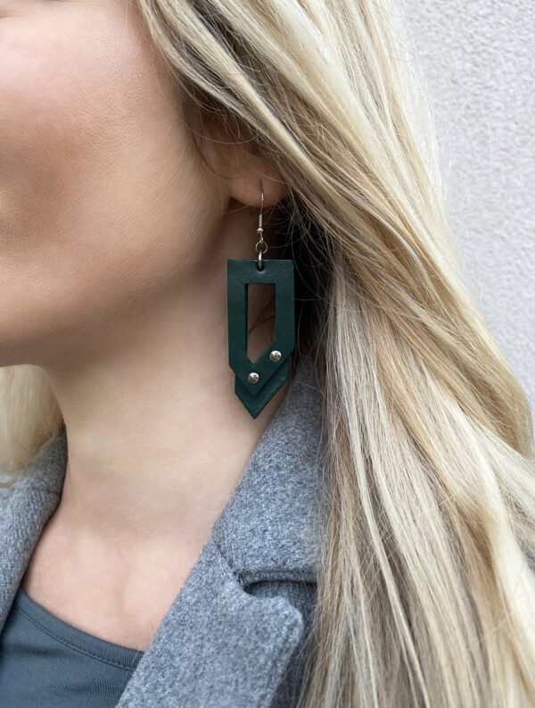 Model wears: GIULIANA earrings - Green - BANIZS