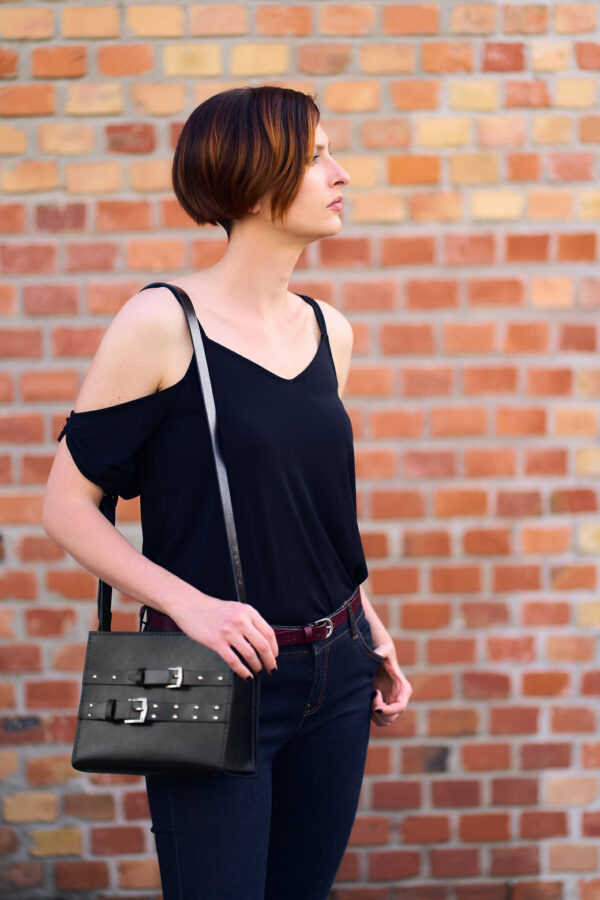 Model wears: ANIQUE bag - Black, ALEXANDRA belt - Bordeaux - BANIZS