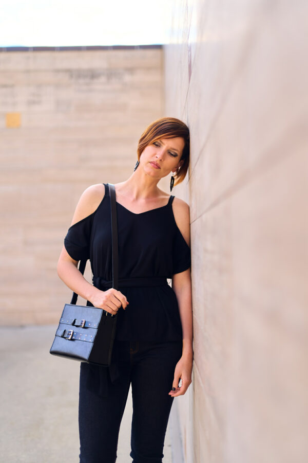 Model wears: ANIQUE bag - Black, GIULIANA earrings - Black - BANIZS