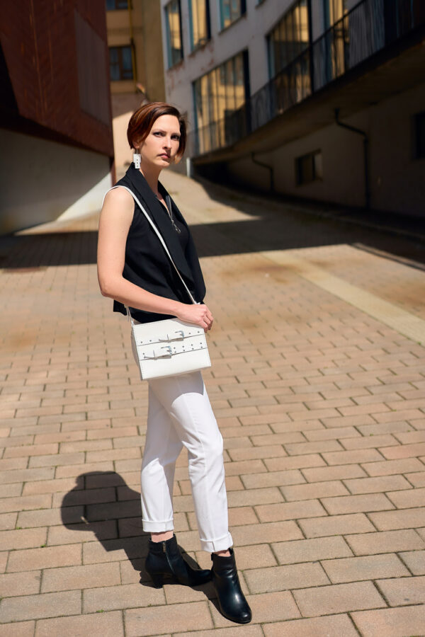 Model wears: ANIQUE bag - White, EMMA earrings - White - BANIZS