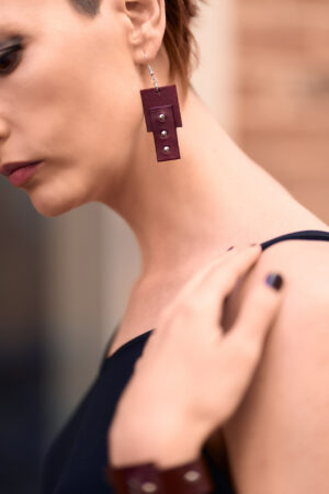 Model wears: EMMA earrings - Bordeaux, EMMA bracelet - Bordeaux - BANIZS