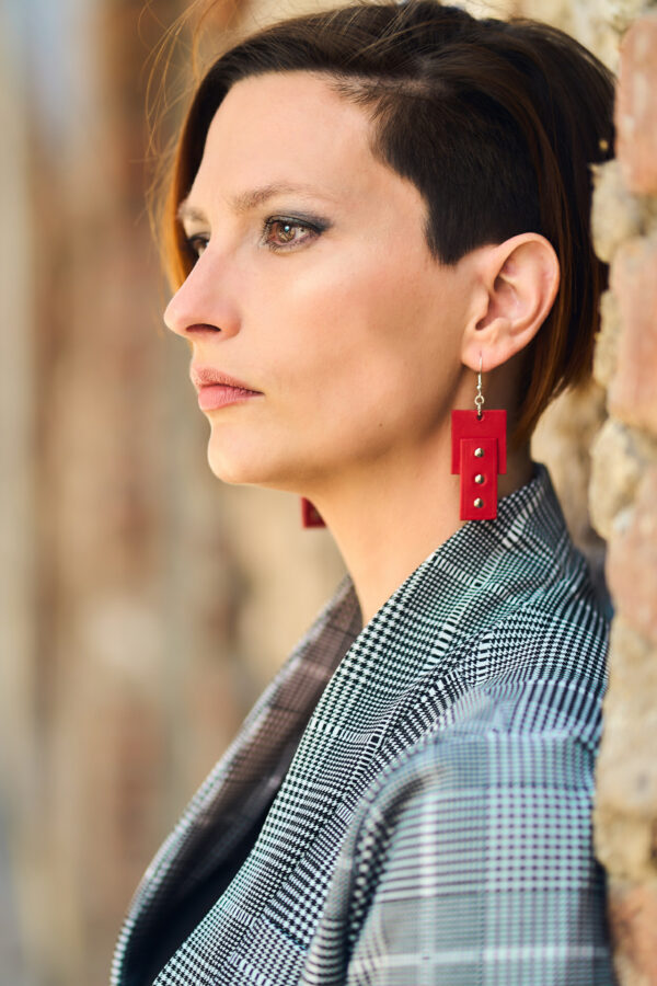 Model wears: EMMA earrings - Red - BANIZS