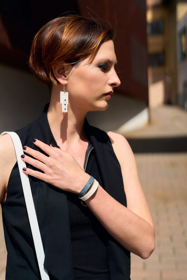Model wears: EMMA earrings - White, HELENA bracelet - White, ANIQUE bag - White - BANIZS