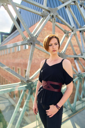 Model wears: GIULIANA belt - Bordeaux, GIULIANA bracelet - Bordeaux - BANIZS