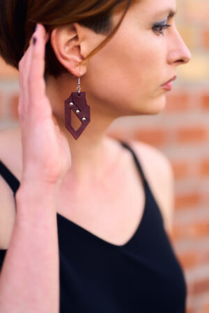 Model wears: GIULIANA - bold earrings - Bordeaux - BANIZS