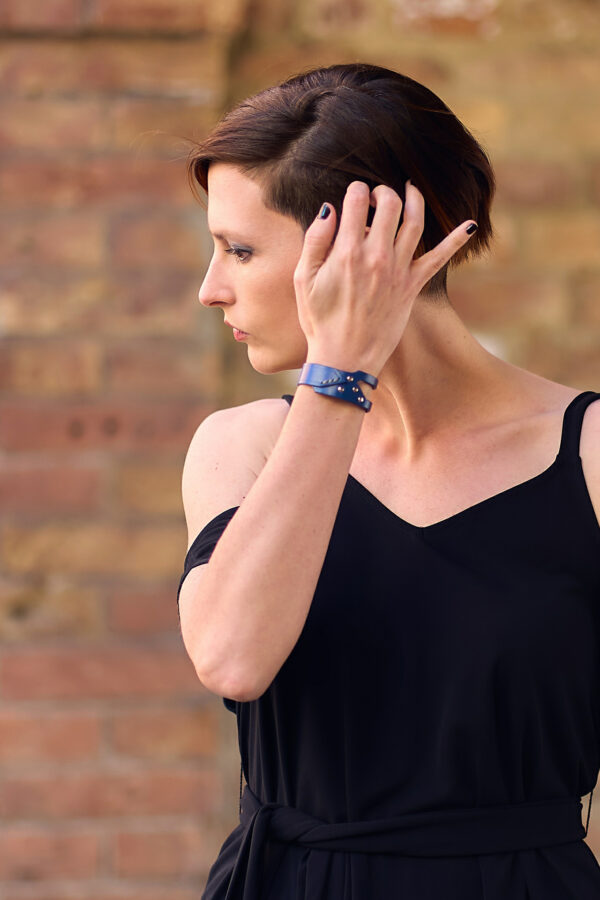 Model wears: GIULIANA bracelet – Blue - BANIZS
