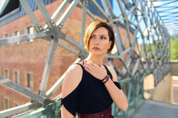 Model wears: GIULIANA bracelet – Bordeaux, GIULIANA belt – Bordeaux - BANIZS