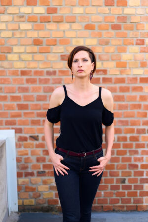 Model wears: GIULIANA earrings - Bordeaux, ALEXANDRA belt - Bordeaux - BANIZS