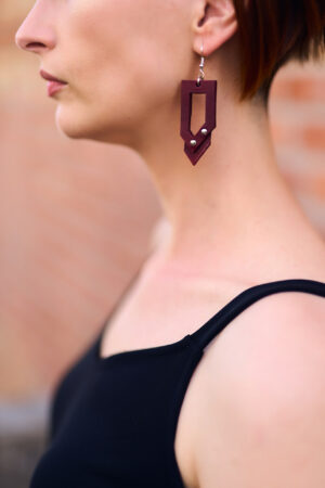 Model wears: GIULIANA earrings - Bordeaux - BANIZS