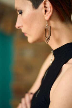 Model wears: GIULIANA earrings - Brown - BANIZS