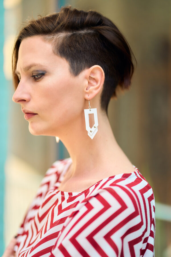 Model wears: GIULIANA earrings - White - BANIZS