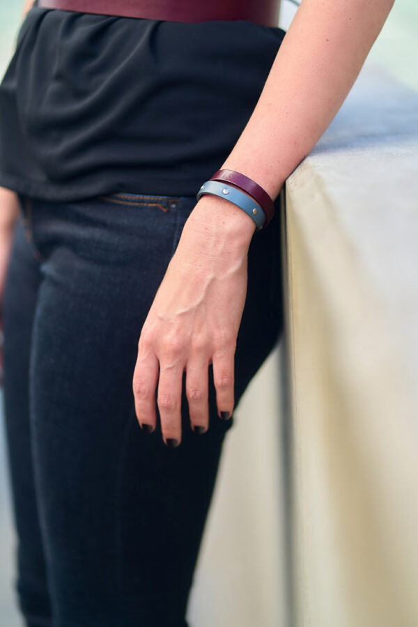 Model wears: HELENA bracelet – Bordeaux - BANIZS