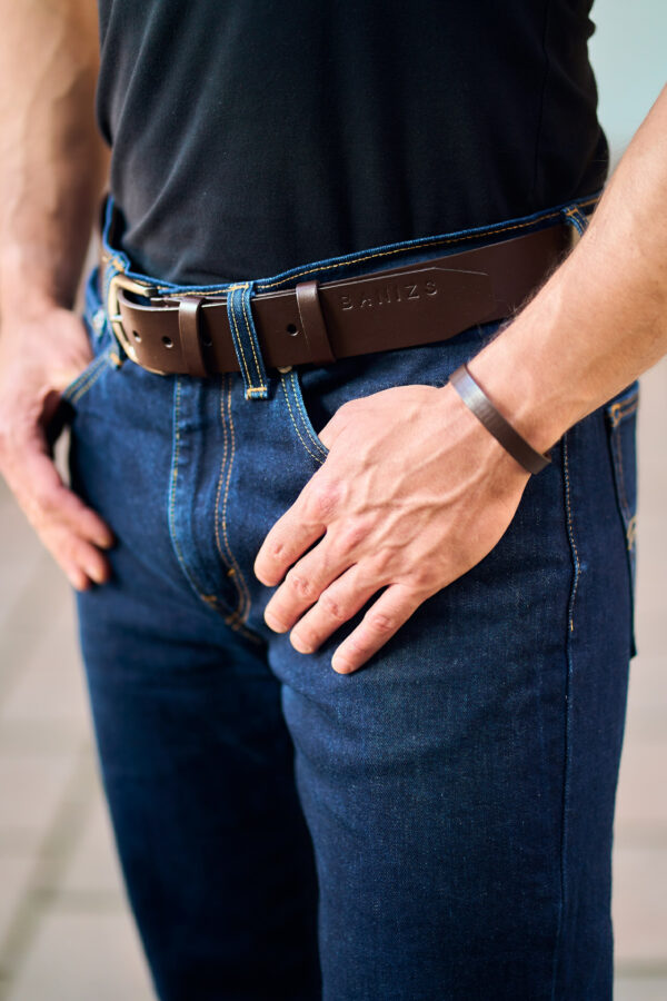 Model wears: MARC belt - Dark Brown, ALEX bracelet - Dark Brown - BANIZS