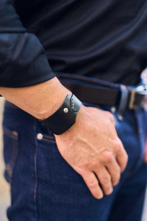 Model wears: OLIVER bracelet - Black - BANIZS