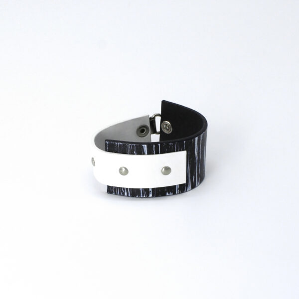 BANIZS Leather Goods - Rectangular leather bracelet black - white