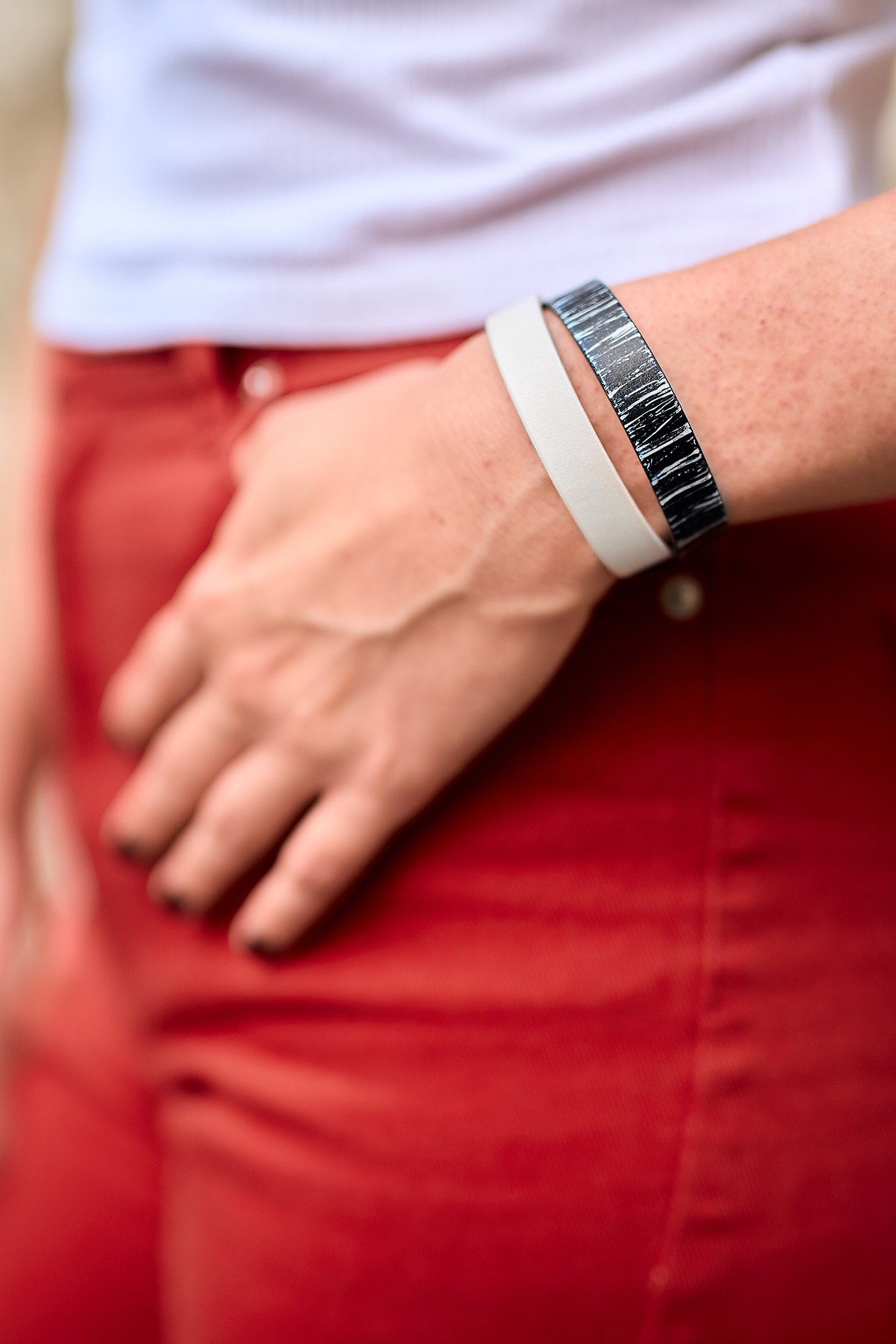Double leather bracelet black - white