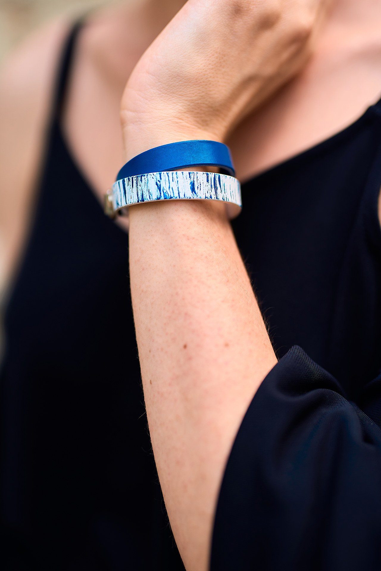 Double leather bracelet blue