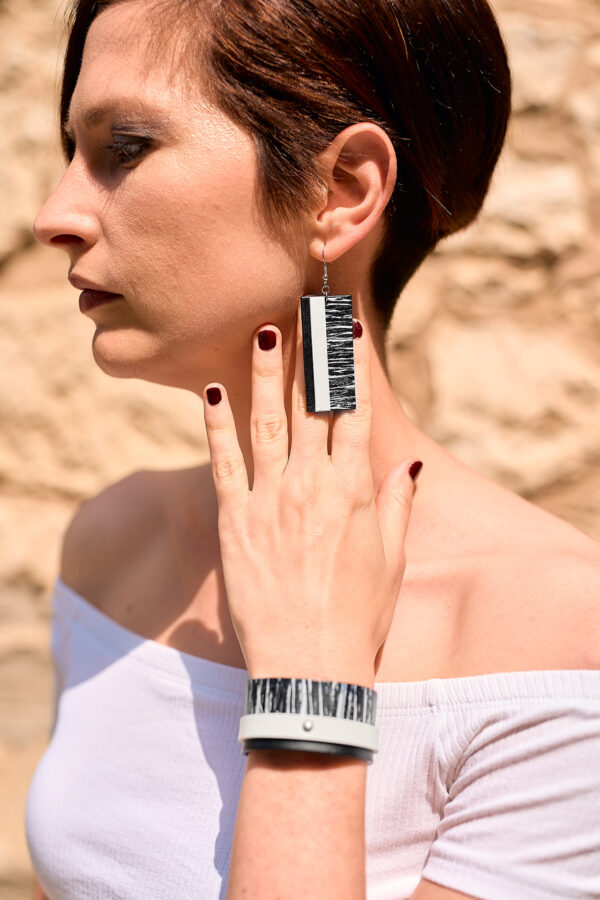 Layered leather earrings and bracelet black - white