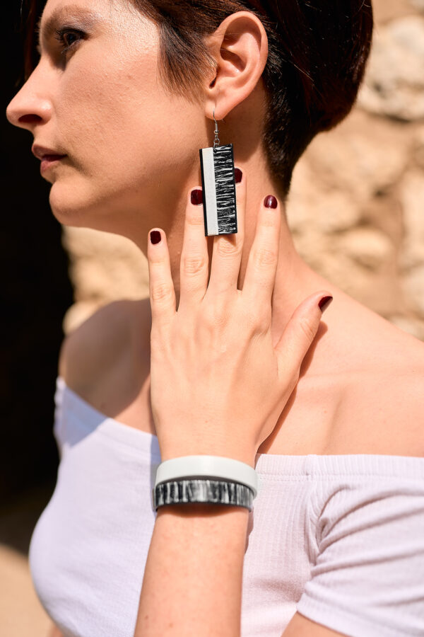 Layered leather earrings and double bracelet black - white