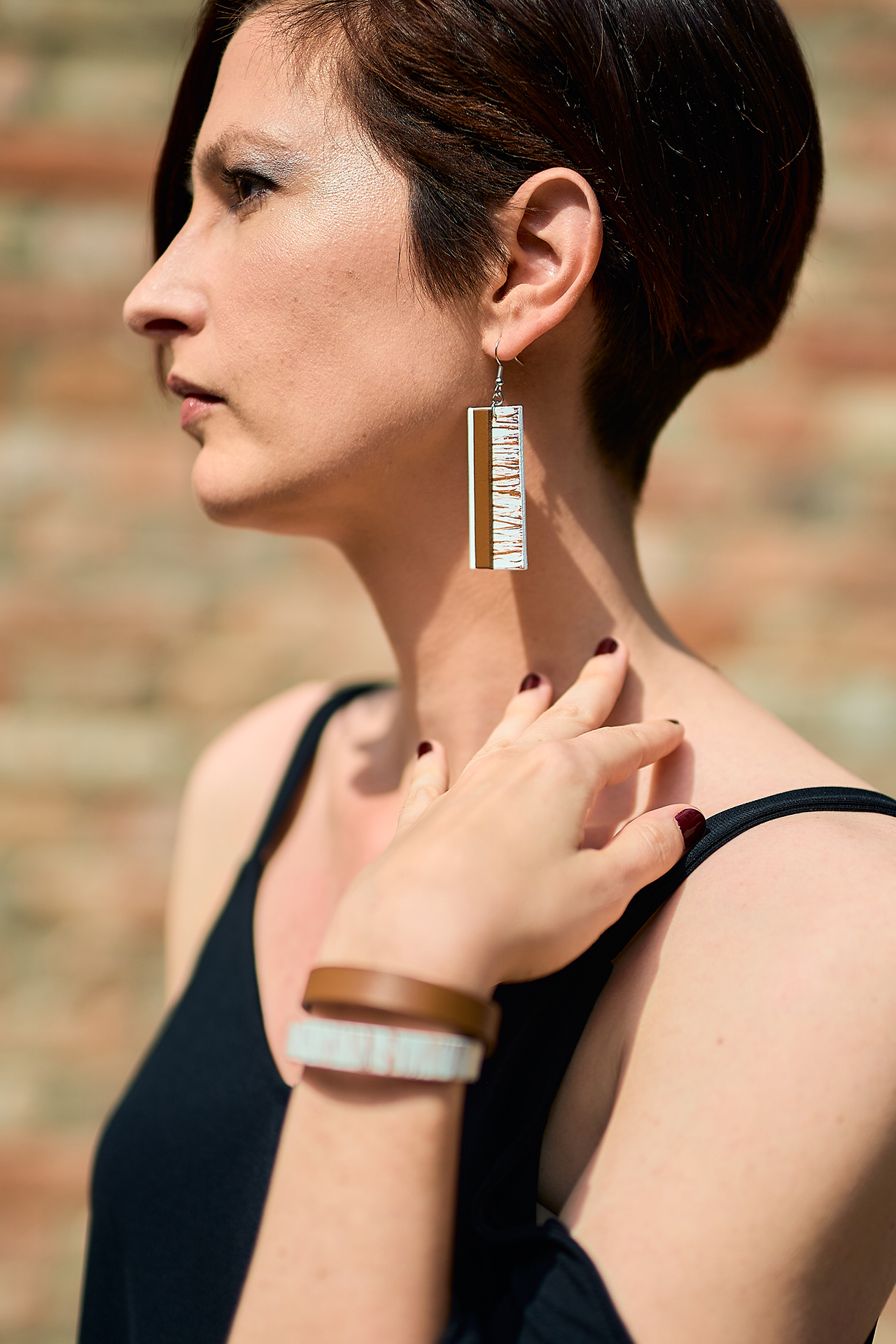 Layered leather earrings and double bracelet brown