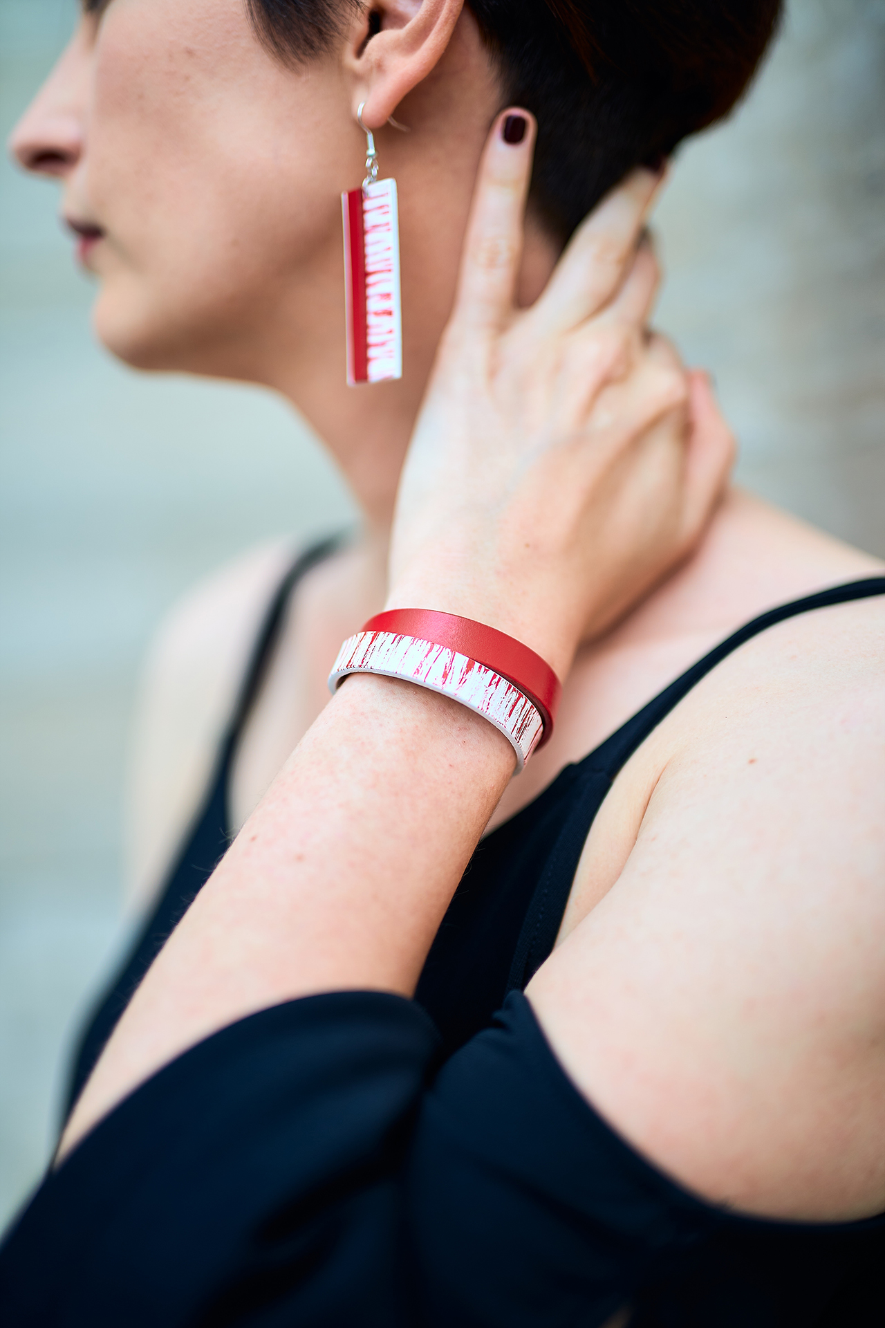 Layered leather earrings and double bracelet red
