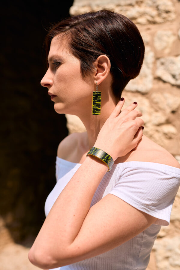 Patterned leather bracelet and earrings black - yellow