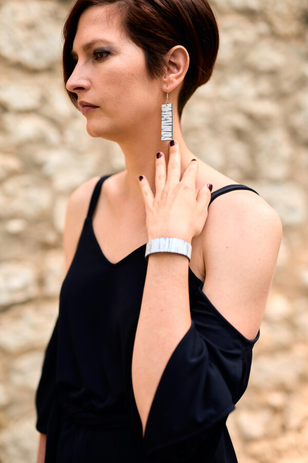 Patterned leather bracelet and earrings gray