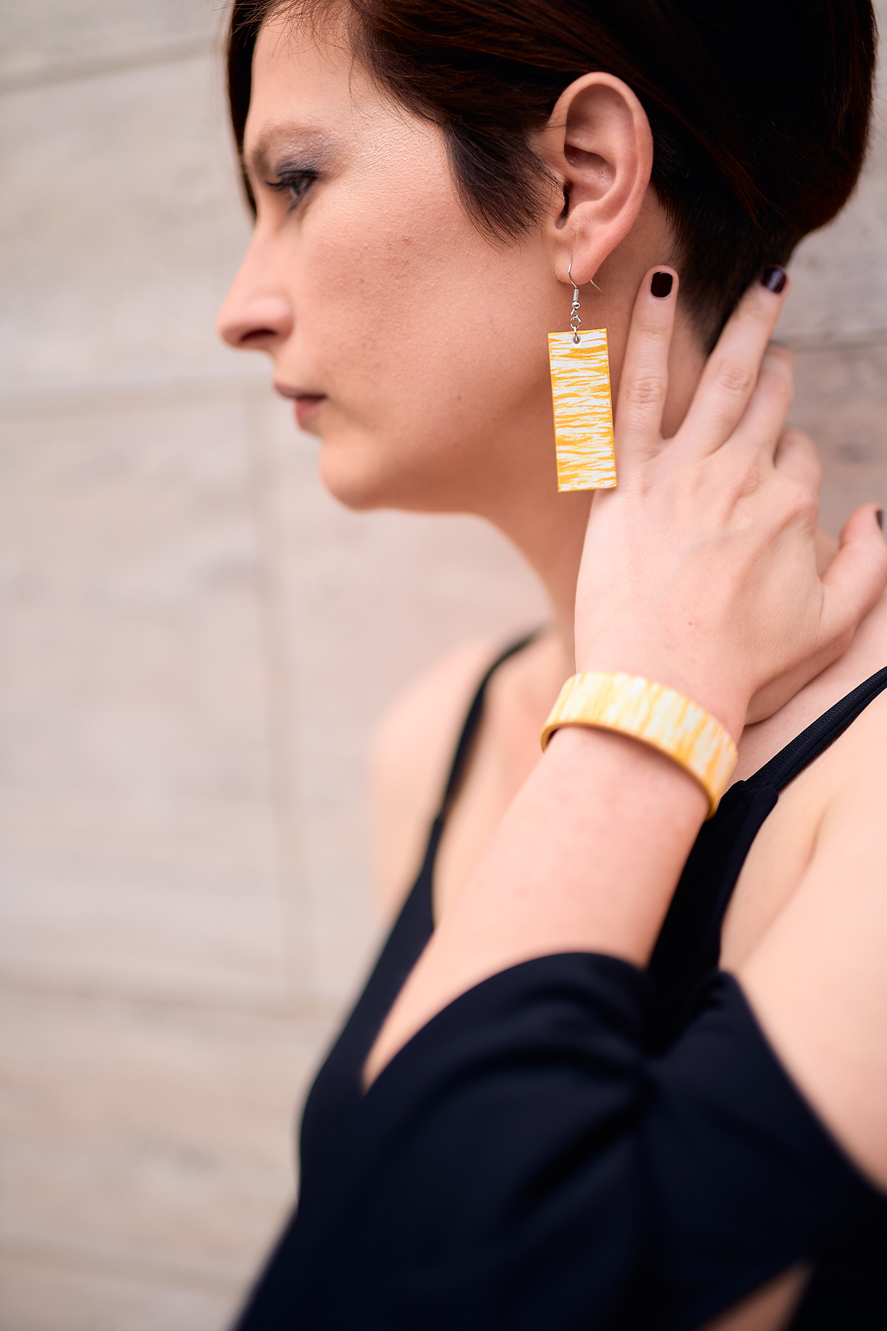 Patterned leather bracelet and earrings yellow
