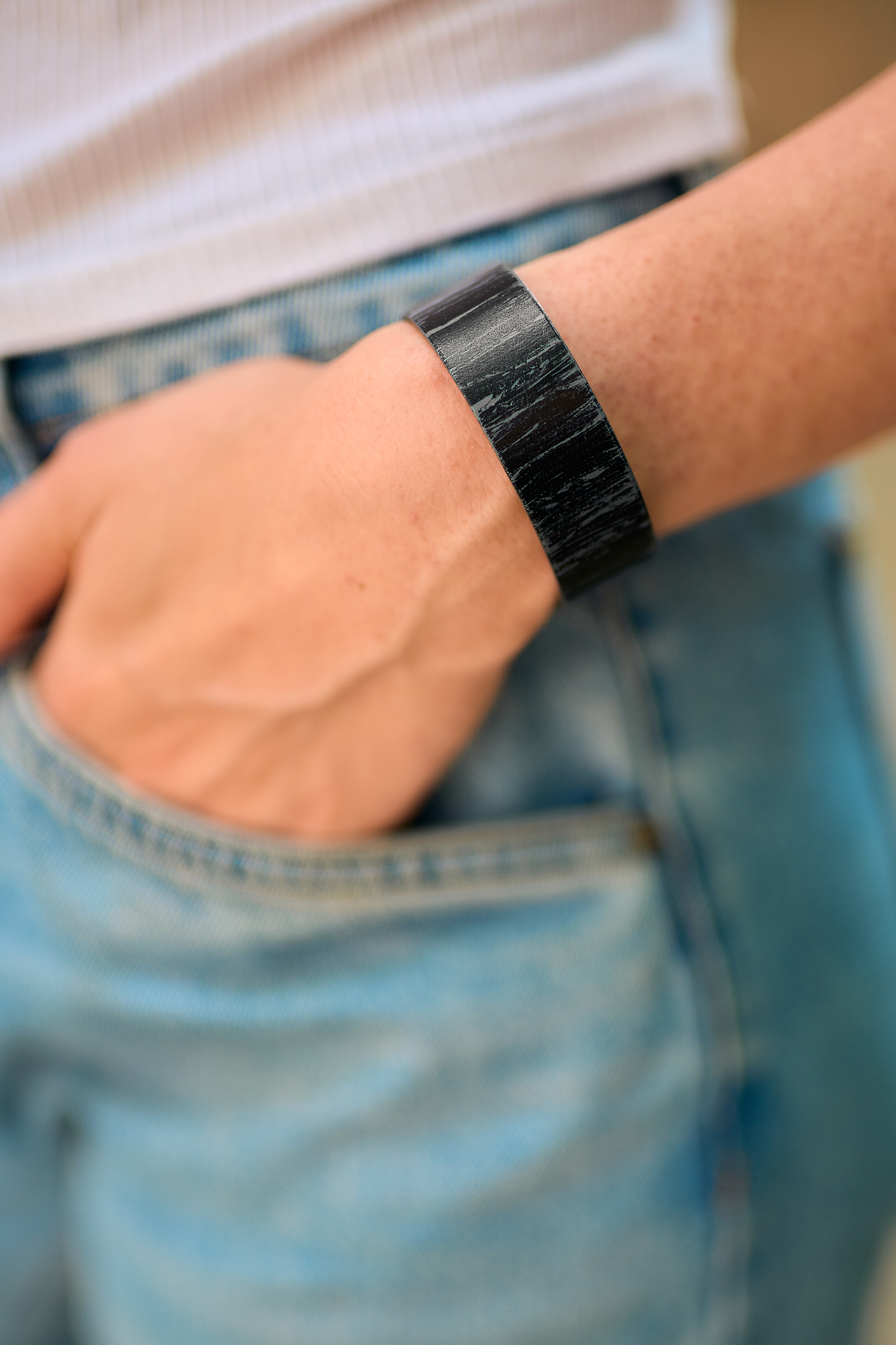 Patterned leather bracelet black - gray