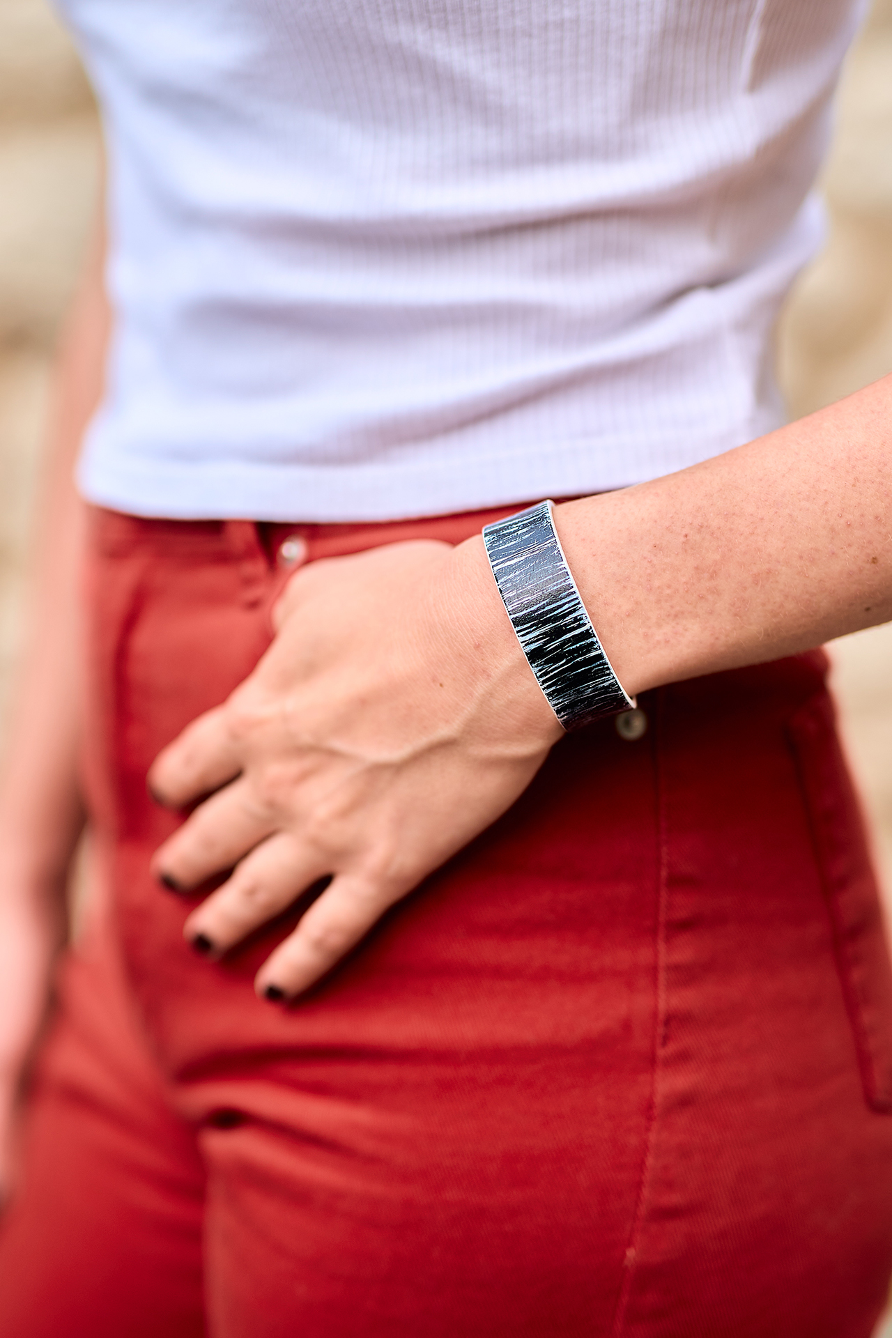 Patterned leather bracelet black - white
