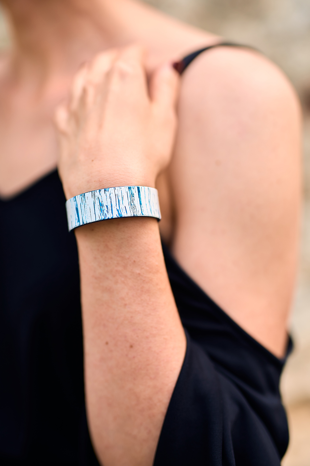 Patterned leather bracelet blue
