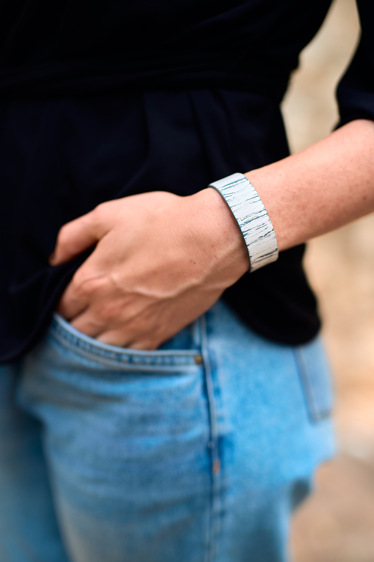 Patterned leather bracelet gray