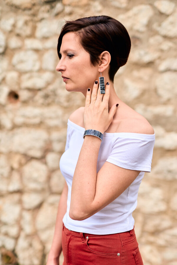 Patterned leather earrings and bracelet black - white