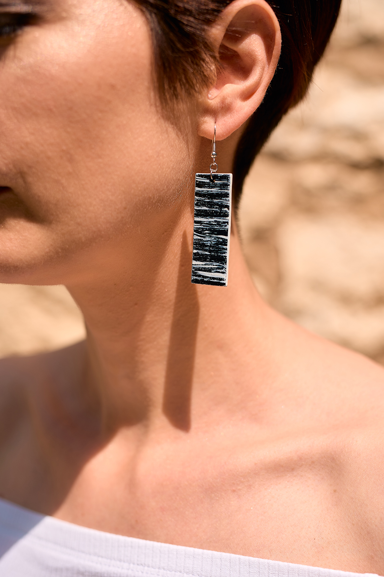 Patterned leather earrings black - white