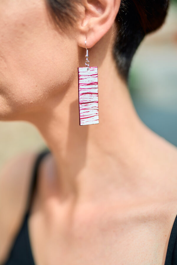 Patterned leather earrings bordeaux