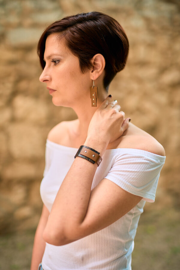 Rectangular black - brown leather bracelet and brown earrings