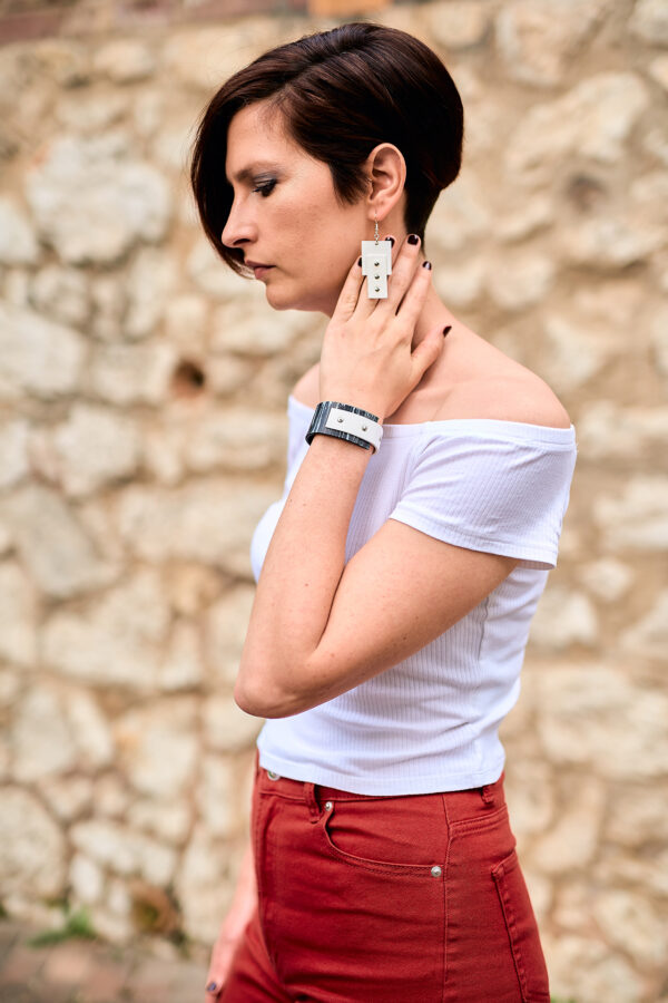 Rectangular leather bracelet and earrings black - white