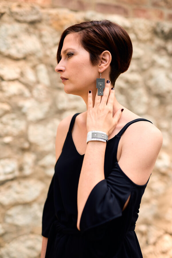 Rectangular leather bracelet and earrings gray