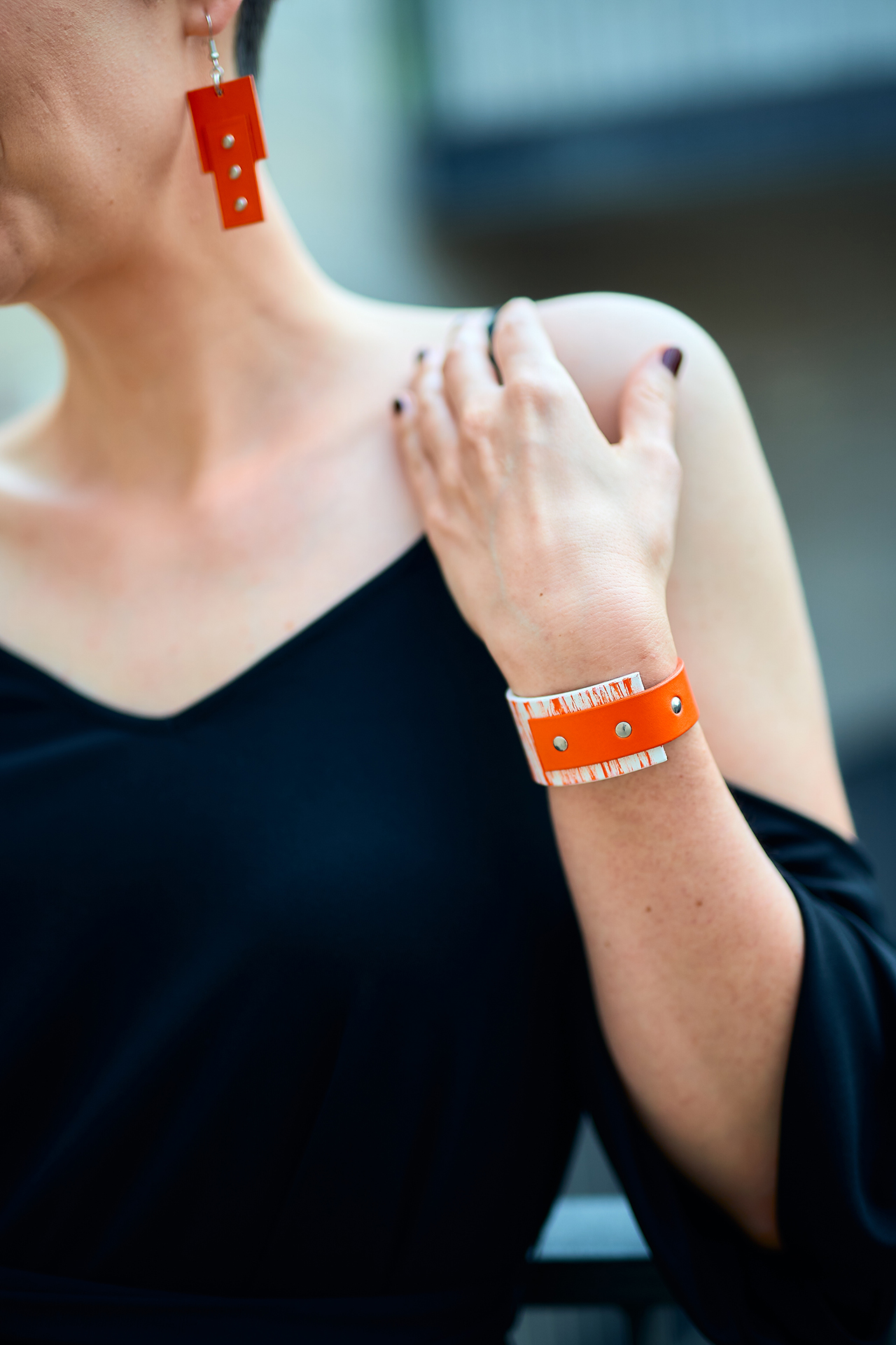 Rectangular leather bracelet and earrings orange