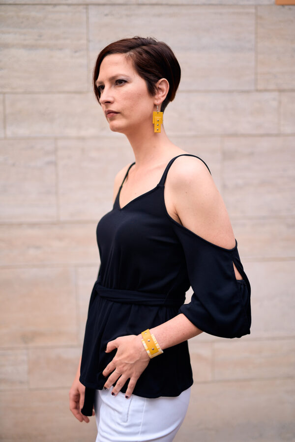 Rectangular leather bracelet and earrings yellow