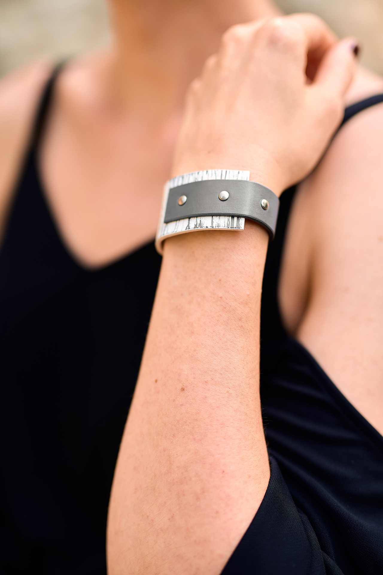 Rectangular leather bracelet gray