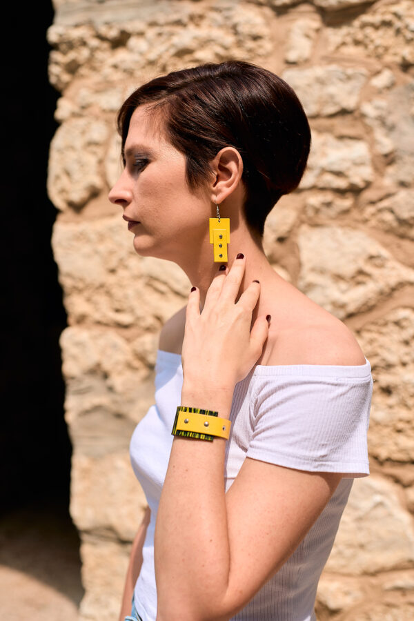 Rectangular leather earrings and bracelet black - yellow